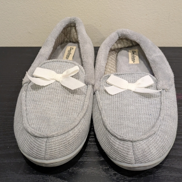 Dearfoams Light Gray Slippers with Cream Bow - Picture 1 of 8